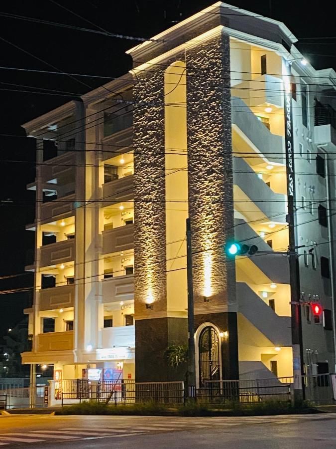 Hotel Y'Rise To Urasoe Екстериор снимка